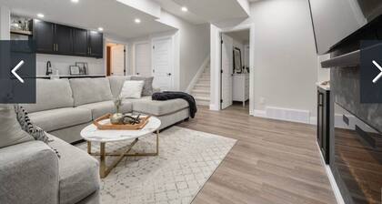 Charming 2-bedroom house in awesome Edmonton with AC, WiFi
