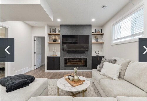 Charming 2-bedroom house in awesome Edmonton with AC, WiFi