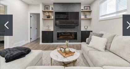 Charming 2-bedroom house in awesome Edmonton with AC, WiFi