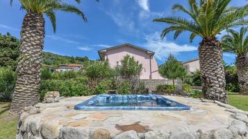 Bañera de hidromasaje al aire libre