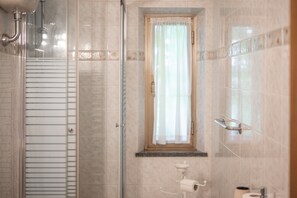 Shower, towels - Room 'Camera Est' with Shared Pool, Shared Terrace and Wi-Fi (Sorano)