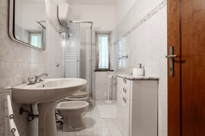Shower, towels - Room 'Camera Est' with Shared Pool, Shared Terrace and Wi-Fi (Sorano)