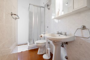 Een douche, handdoeken