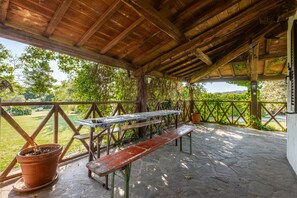 Outdoor dining - Room 'Camera Sud' with Shared Pool, Shared Terrace and Wi-Fi (Sorano)