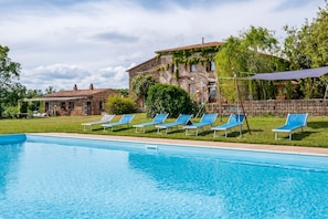 Pool - Room 'Camera Nord' with Shared Pool, Shared Terrace and Wi-Fi (Sorano)