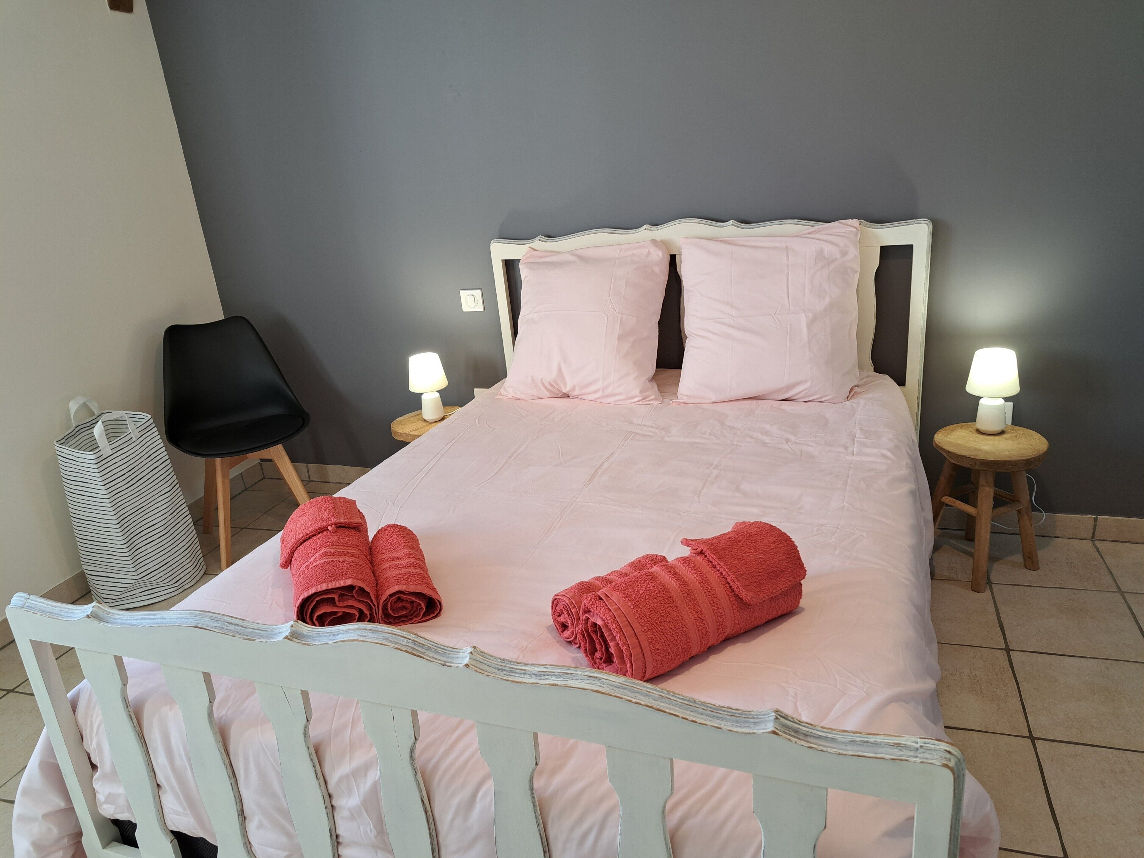 3 chambres, fer et planche à repasser, draps fournis