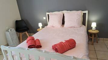 3 habitaciones, tabla de planchar con plancha y ropa de cama