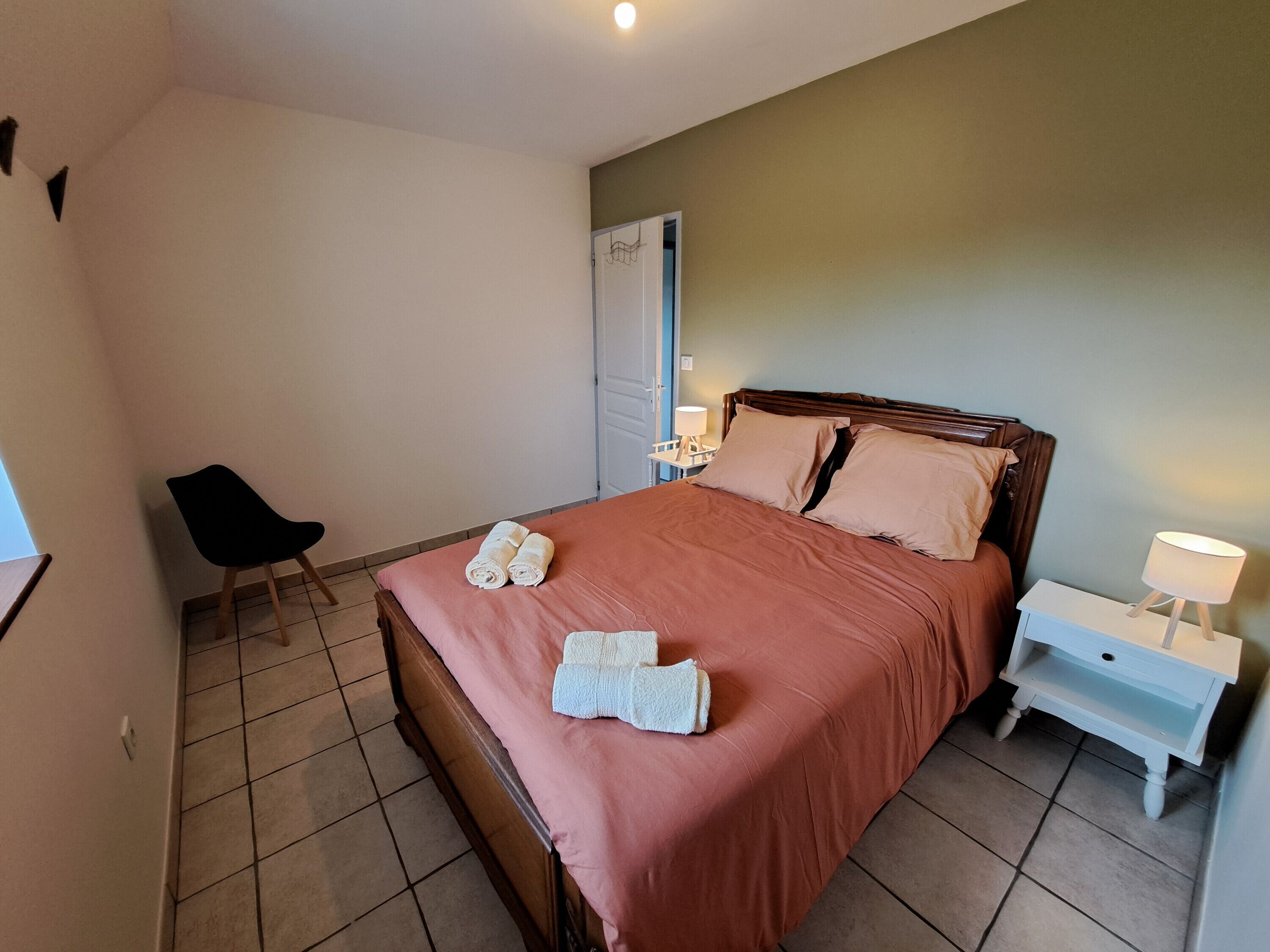 3 bedrooms, iron/ironing board, bed sheets