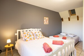 3 bedrooms, iron/ironing board, bed sheets - Country House 'Gîte Le Ginestou' with Private Terrace and Private Garden (Almont-les-Junies)