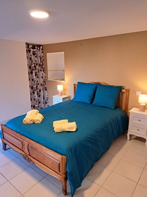3 habitaciones, tabla de planchar con plancha y ropa de cama 