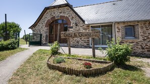 Un edificio de piedra con un cartel que dice 'Gîte le Grichestou' en su fachada.