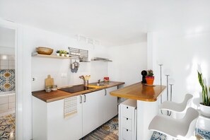 Refrigerador, parrilla de estufa, cafetera y tetera y tetera eléctrica 