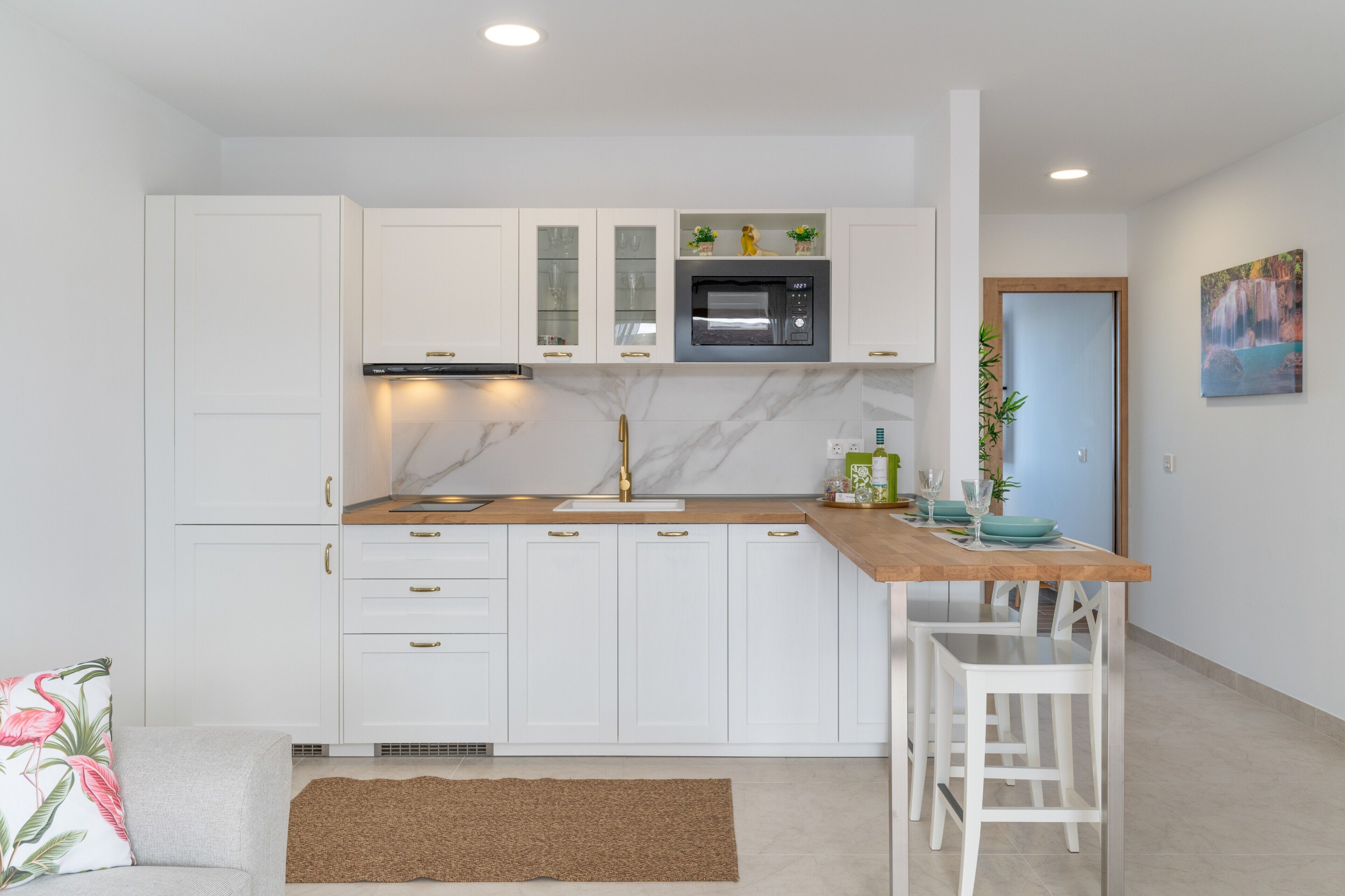 Jääkaappi, mikroaaltouuni, liesi, kahvin-/teenkeitin