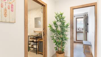 Een douche, een haardroger, handdoeken