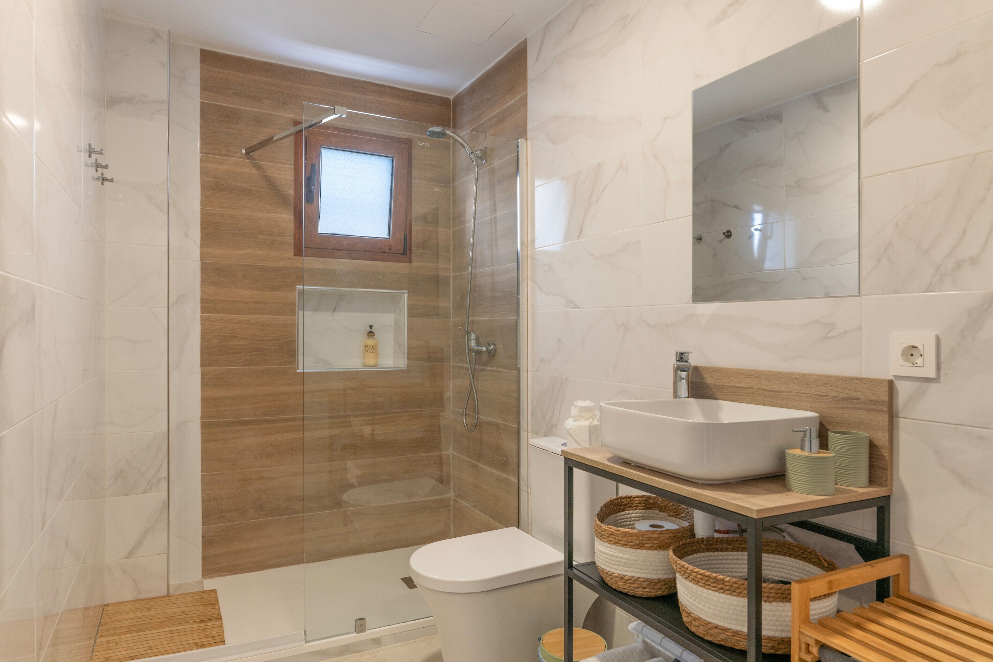 Shower, hair dryer, towels