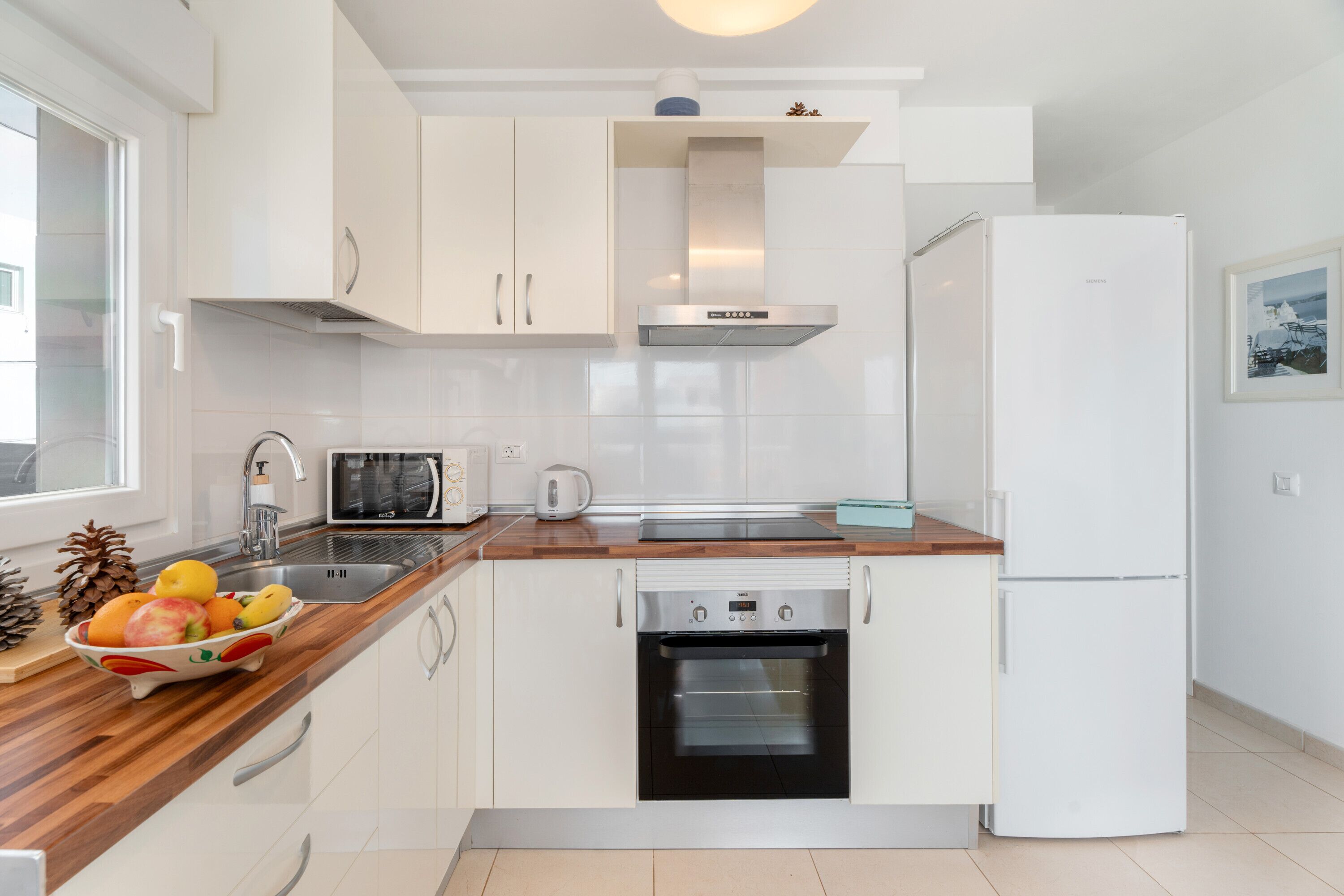 Frigorífico, microondas, horno y placa de cocina