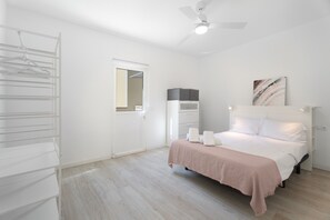 1 habitación, tabla de planchar con plancha, wifi gratis y ropa de cama 