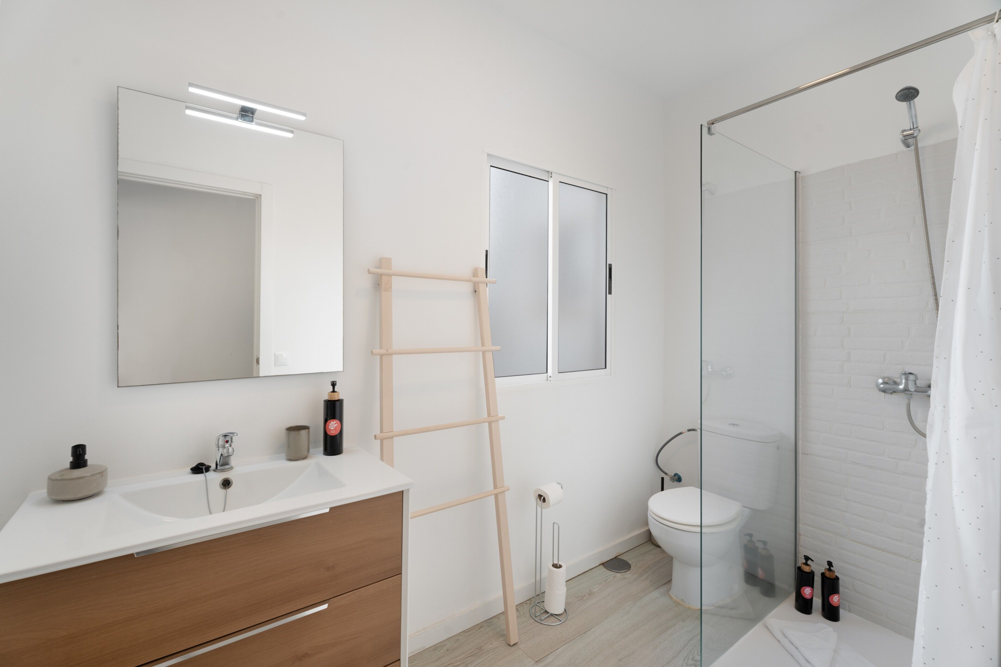 Bruser, hårtørrer, håndklæder