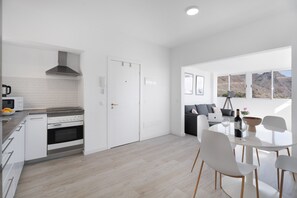 Kylskåp, mikrovågsugn, ugn och spishäll