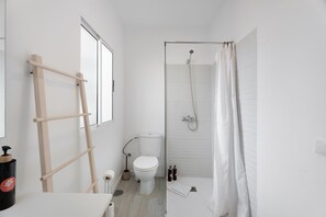 Een douche, een haardroger, handdoeken