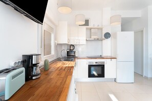 Fridge, microwave, oven, stovetop
