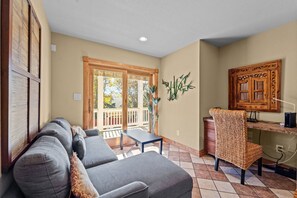 Tv, pejs, dvd-afspiller, bøger