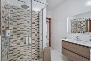 Regadera y secadora de cabello 
