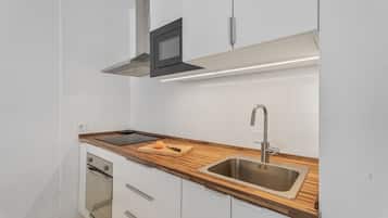 Kylskåp, mikrovågsugn, ugn och spishäll