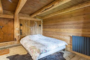 4 bedrooms, bed sheets