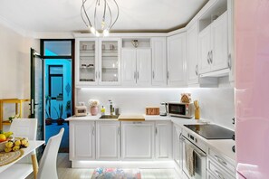 Réfrigérateur, four à micro-ondes, un four, surface de cuisson