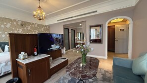 Comfort Quadruple Room, 2 Double Beds, Non Smoking, Hot Tub | Living area - Hôtel de Flore (Tainan)