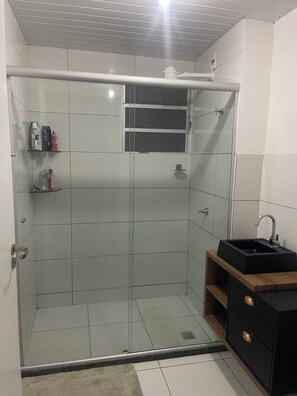 Regadera, toallas, papel de baño