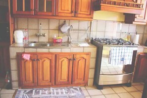 Réfrigérateur, four, plaque de cuisson, cafetière/bouilloire