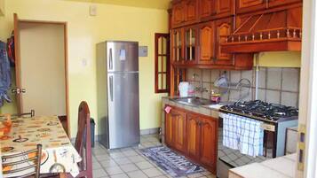 Fridge, oven, stovetop, coffee/tea maker