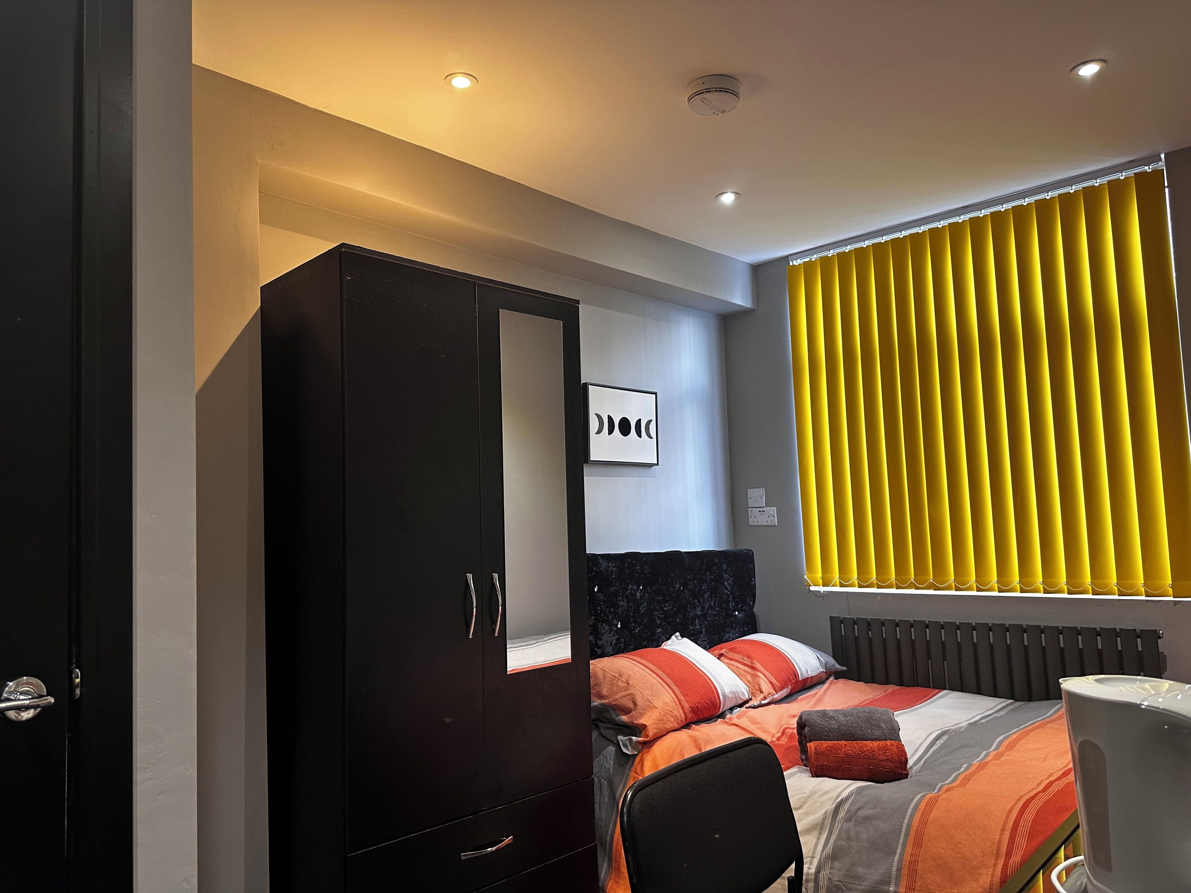 5 bedrooms, WiFi, bed sheets