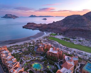 Beach - Experience Luxury with Unparalleled Views in Loreto (Loreto)