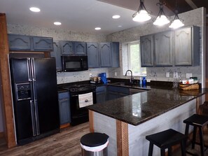 Microondas, horno, placa de cocina y lavavajillas