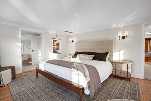 6 bedrooms, desk, travel cot, free WiFi