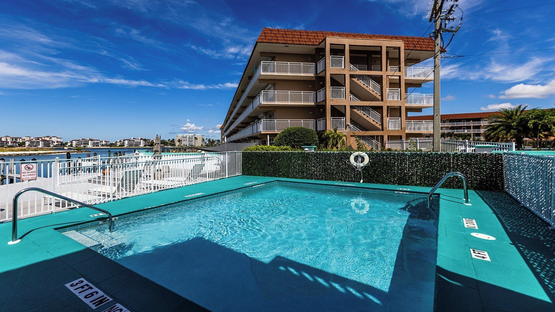 Utendørsbasseng og et oppvarmet basseng