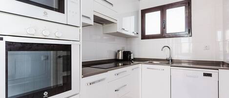 Een koelkast, een magnetron, een oven, een kookplaat