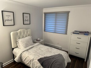 2 bedrooms, iron/ironing board, WiFi, bed sheets - Charming fully equipped apt in a quiet area of Ste-Rose. Non-smoking. No pets (Laval)