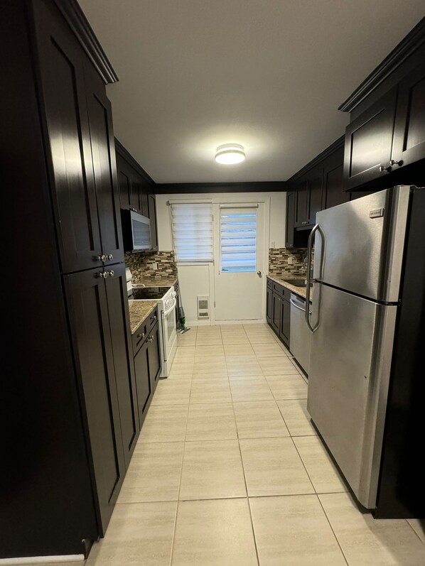 Refrigerador, microondas, horno, placa de cocina