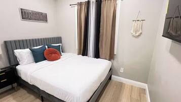 1 slaapkamer, een strijkplank/strijkijzer, wifi, beddengoed