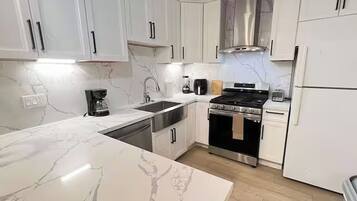 Réfrigérateur, micro-ondes, lave-vaisselle, cafetière/bouilloire