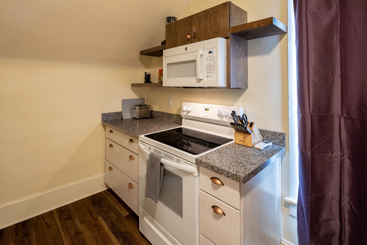 Kylskåp, mikrovågsugn, ugn och spishäll