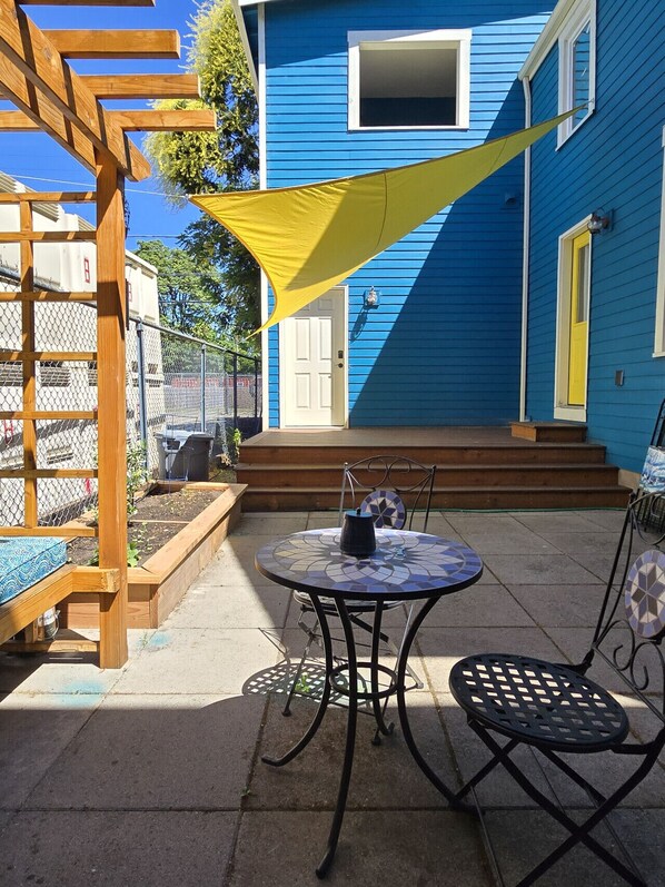 Outdoor dining - Purple Passion- Rhodee #3: close to UO/Autzen (Eugene)