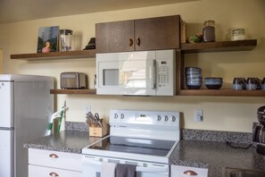 Réfrigérateur, four à micro-ondes, un four, surface de cuisson