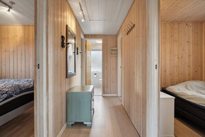 4 bedrooms, iron/ironing board, free WiFi