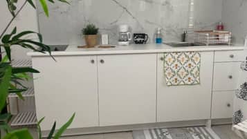 Fridge, microwave, stovetop, coffee/tea maker