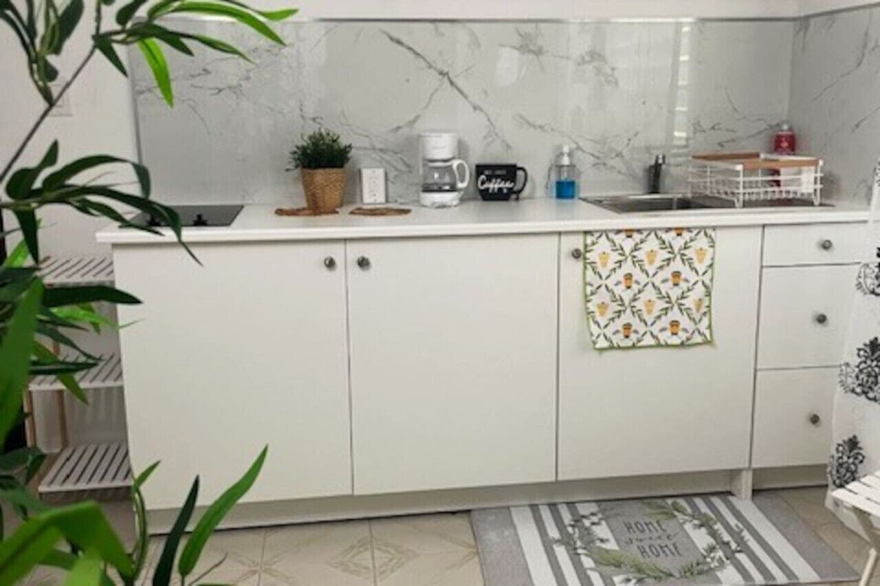 Refrigerador, microondas, parrilla de estufa y cafetera y tetera 